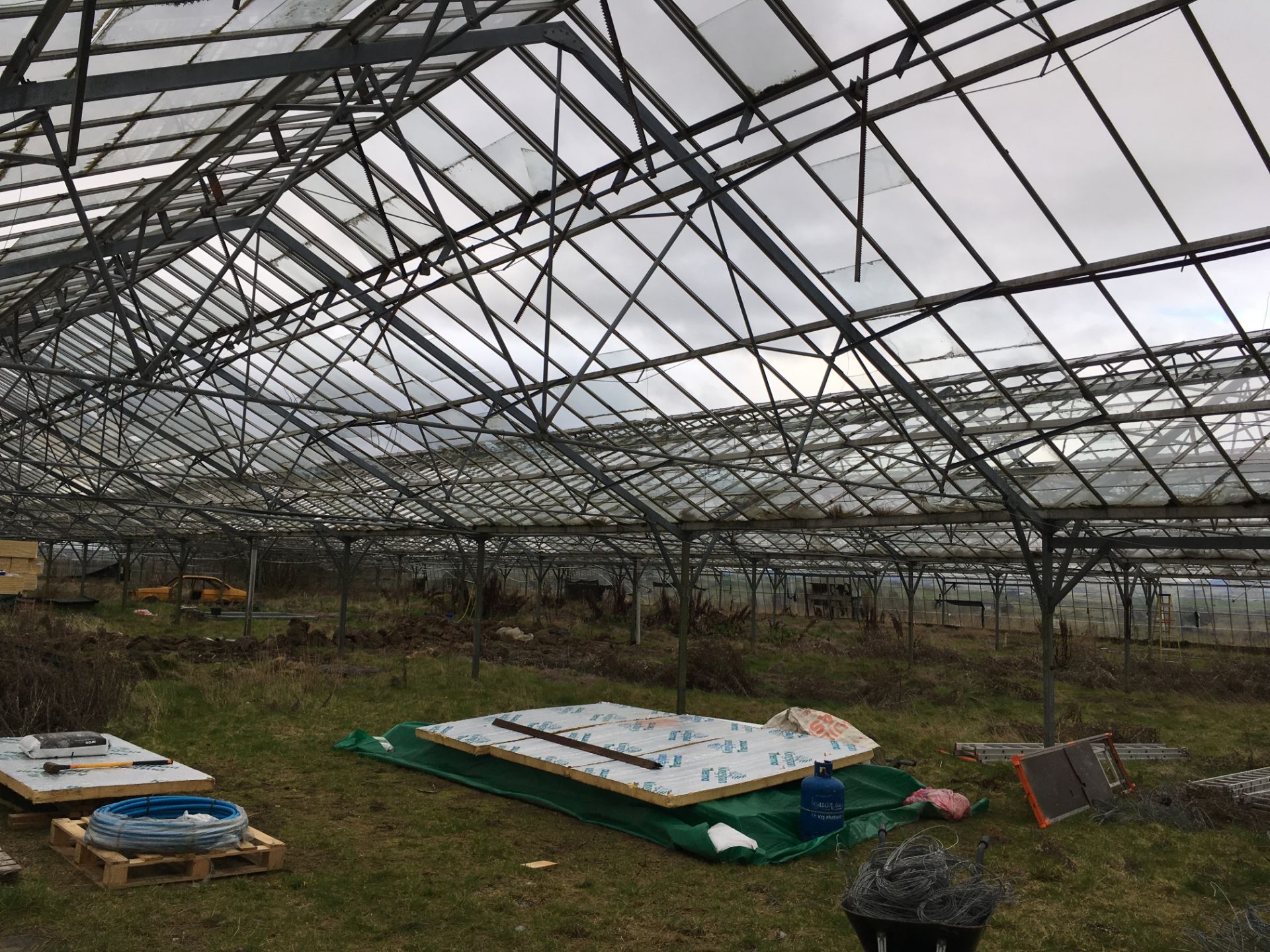 LARGE GREENHOUSES  HEIGHT 5.5 M LENGHT 85 M WIDTH 46.8M MUST BE DISMANTLED BY THE BUYER WITHIN ONE - Image 5 of 19