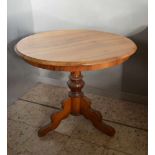 Walnut wood round table diameter 100cm Deutsch: Runder Tisch in Nussbaum Durchmesser 100cm