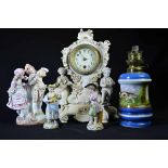 Lot d’objets en porcelaine, 1 pendulette, 1 couple galant avec une volière, 2 musiciens et 1 pied de