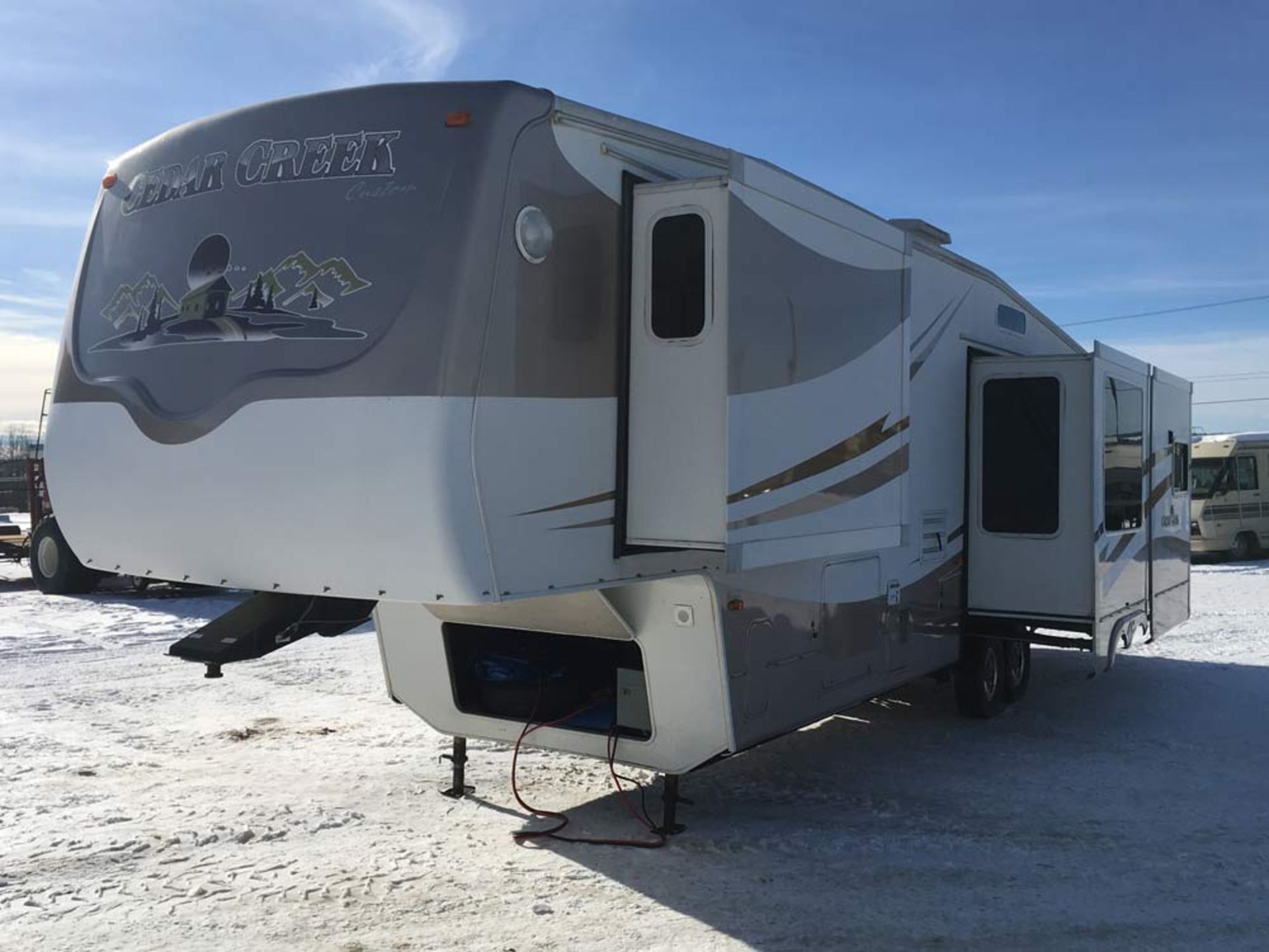 2004 Cedar Creek 37 ft 5th Wheel Travel Trailer