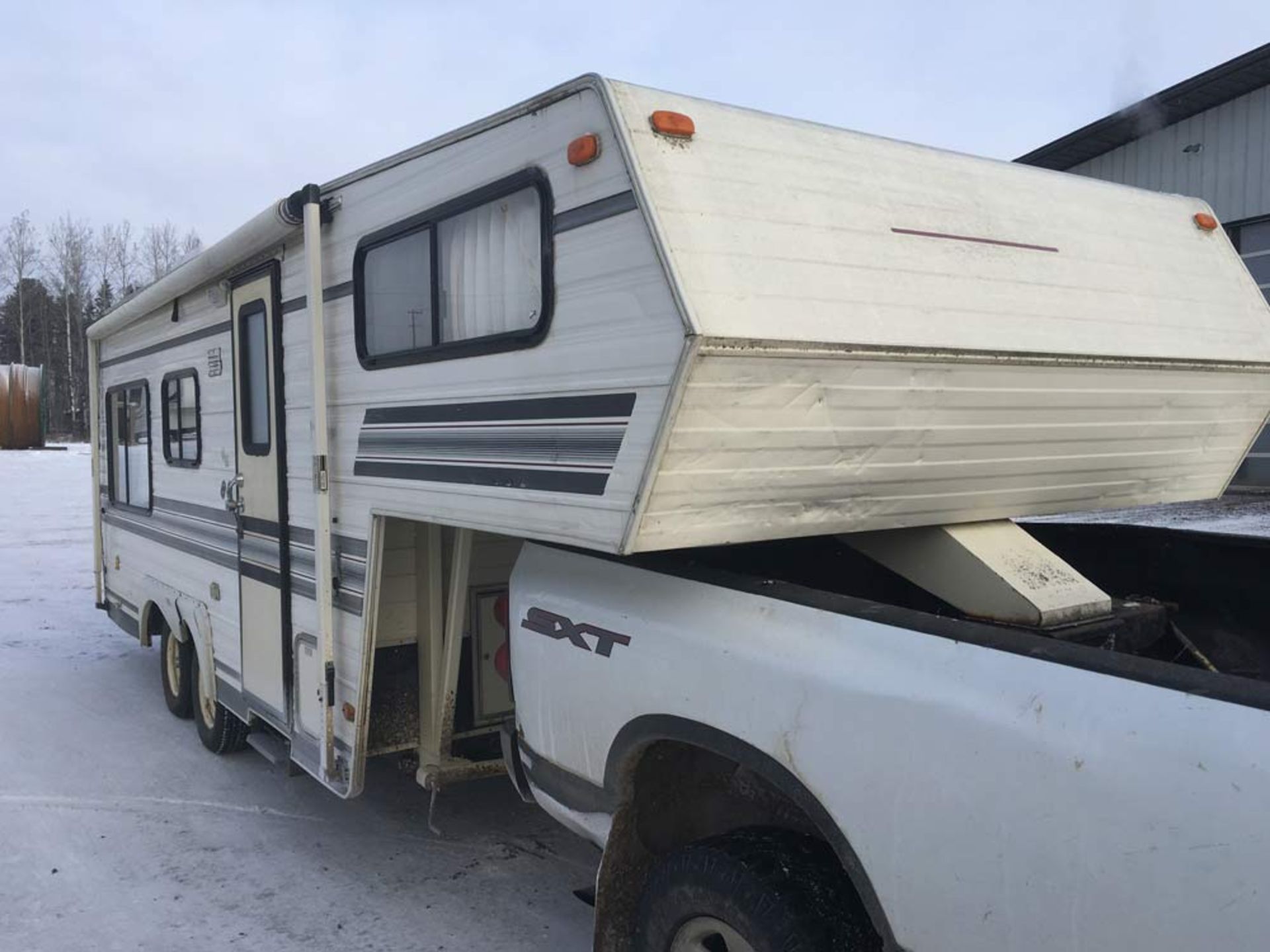 1989 5th Wheel T/A Travel Trailer - Image 2 of 5