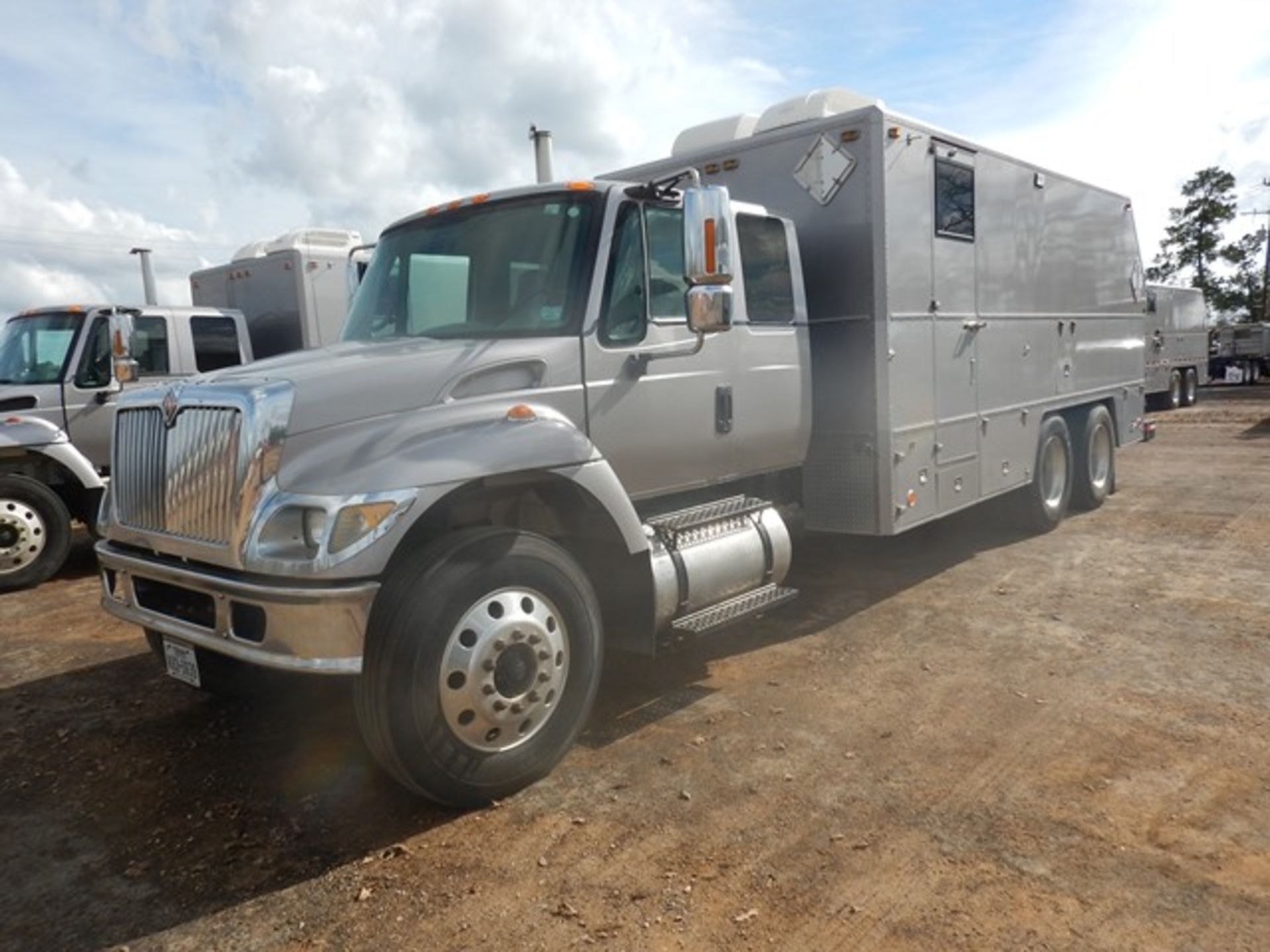 2007 INTERNATIONAL 7400 WIRELINE TRUCK