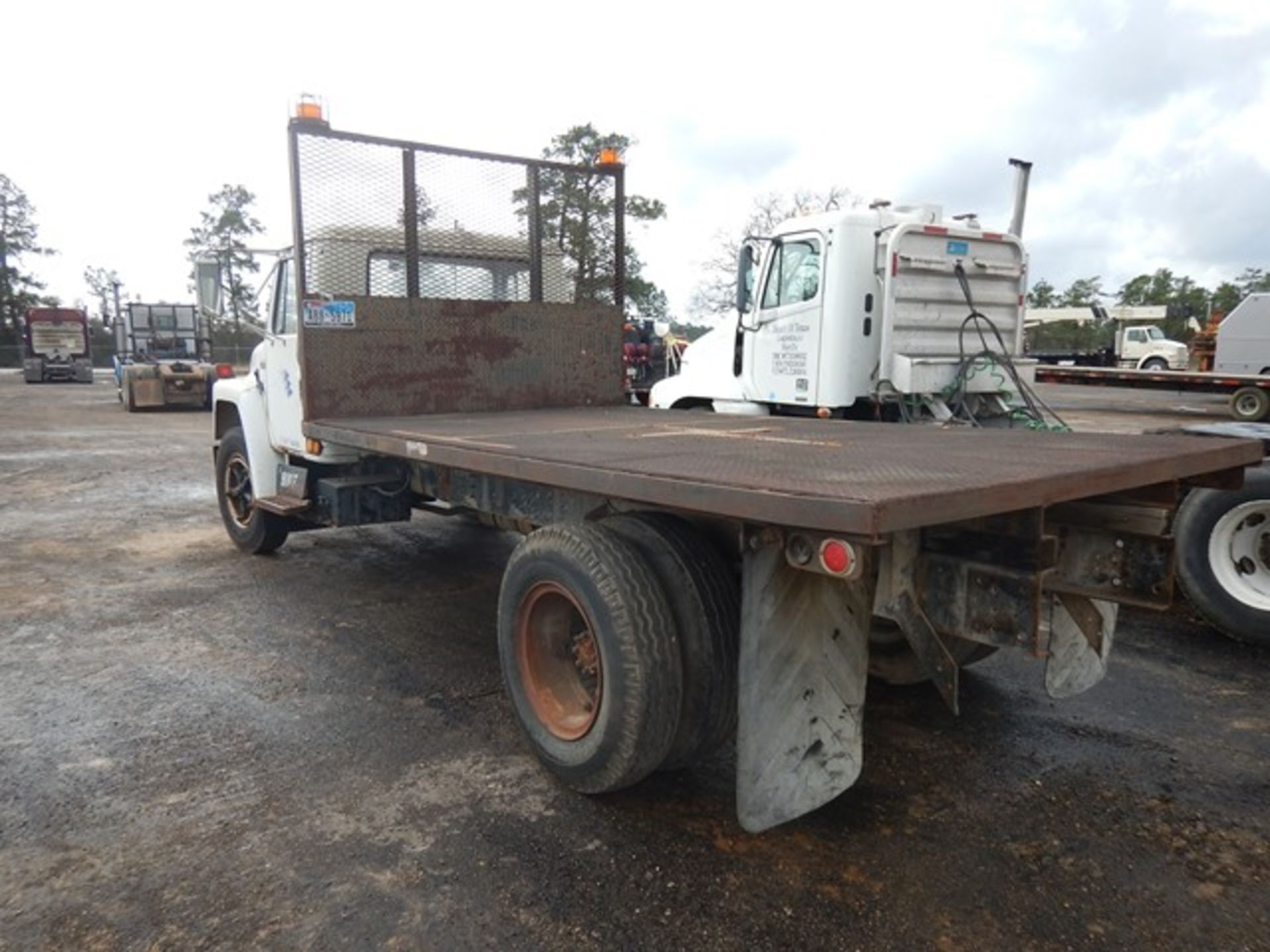 1988 INTERNATIONAL S 1600 FLATBED TRUCK - Image 3 of 16