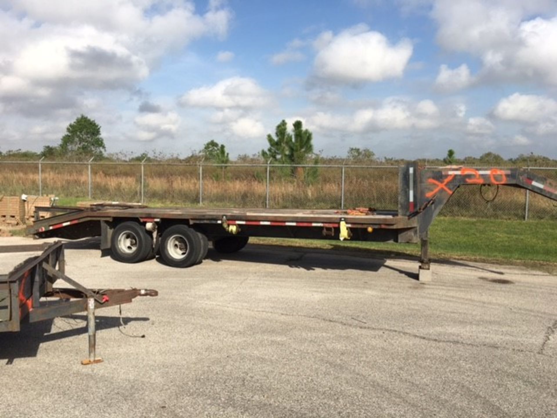 1992 GOOSENECK TRAILER 19' DECK, 5' DOVE TAIL, 5' FOLD UP RAMPS