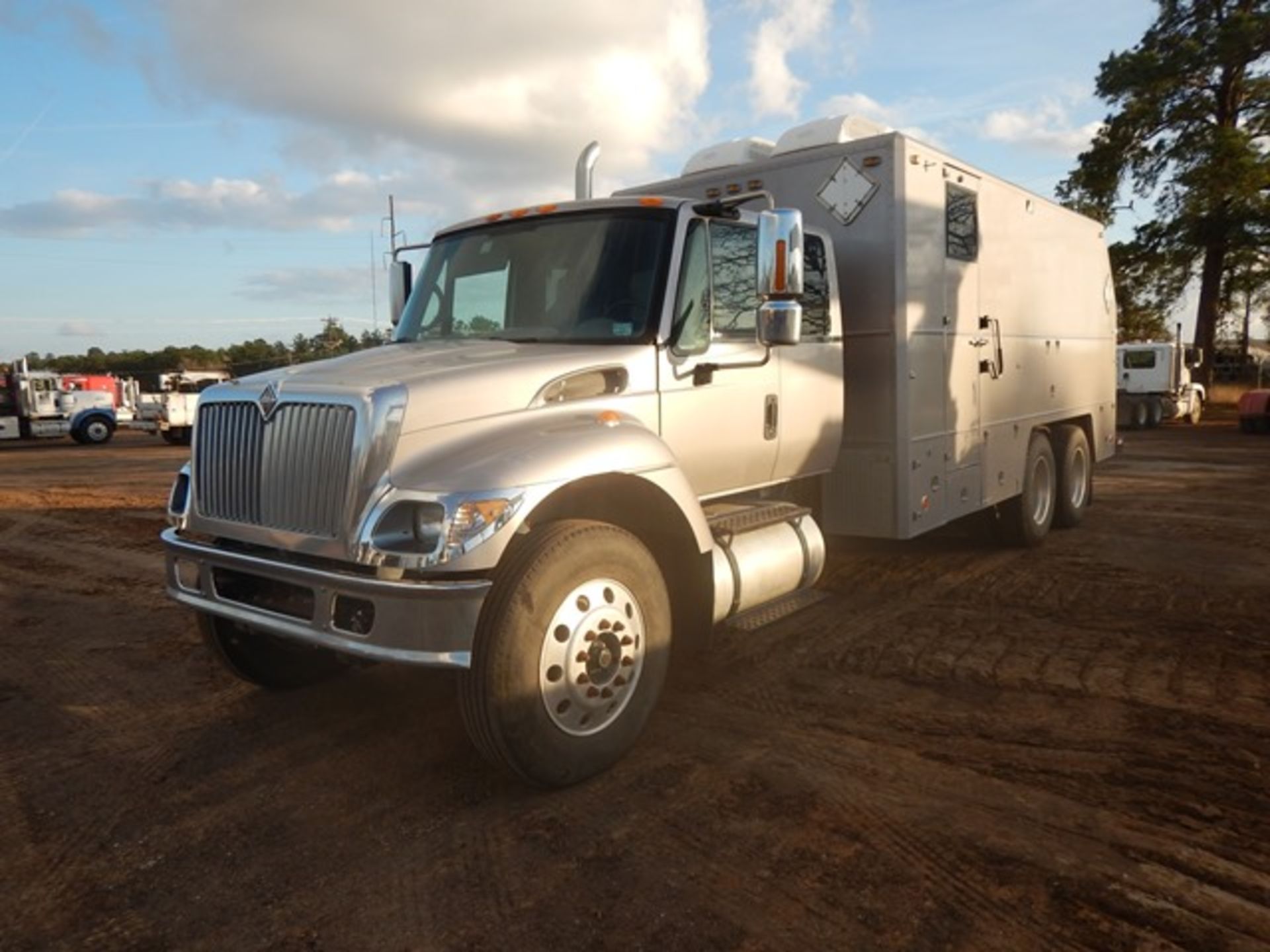 2007 INTERNATIONAL 7400 WIRELINE TRUCK