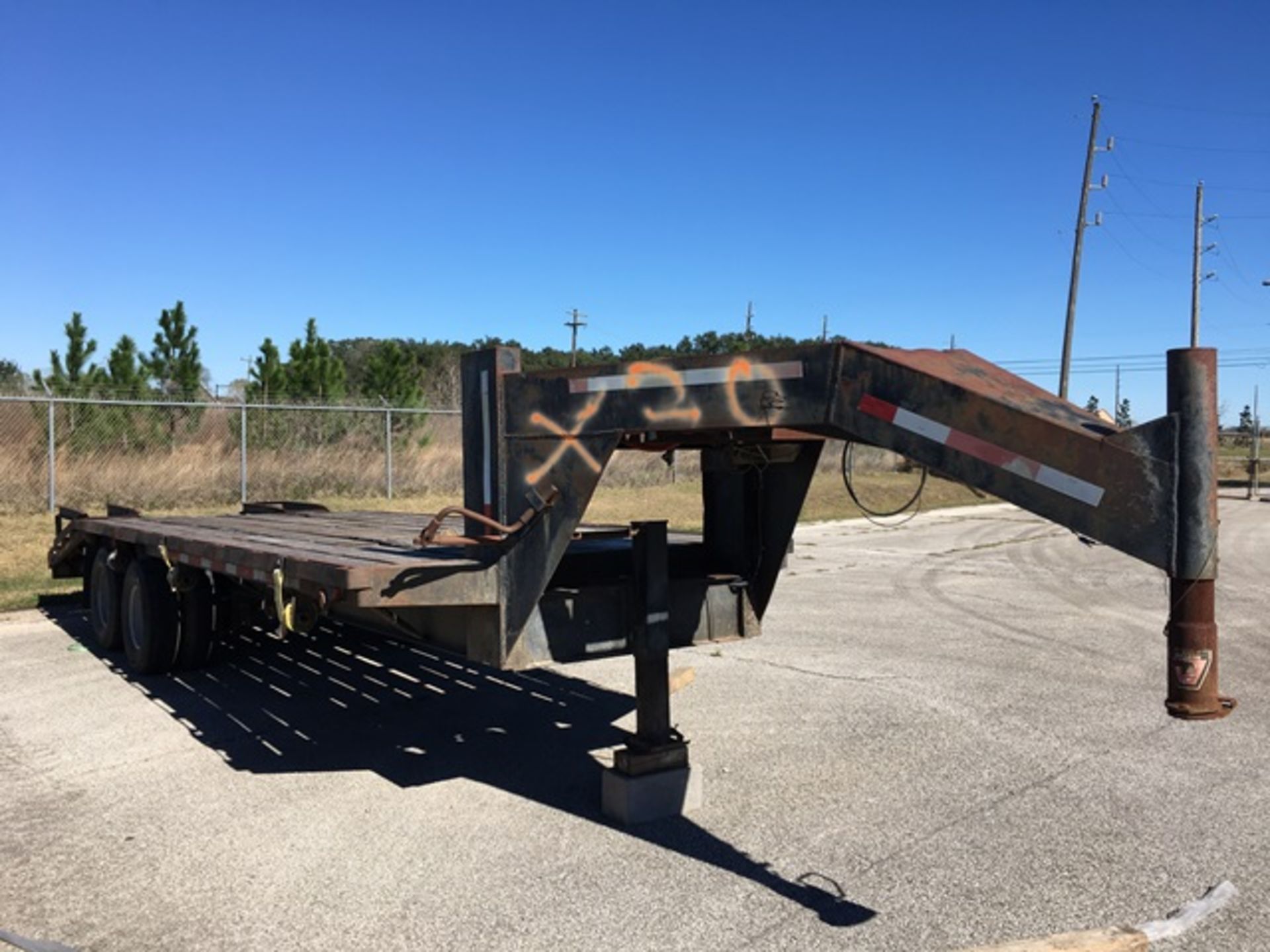 1992 GOOSENECK TRAILER 19' DECK, 5' DOVE TAIL, 5' FOLD UP RAMPS - Image 6 of 6