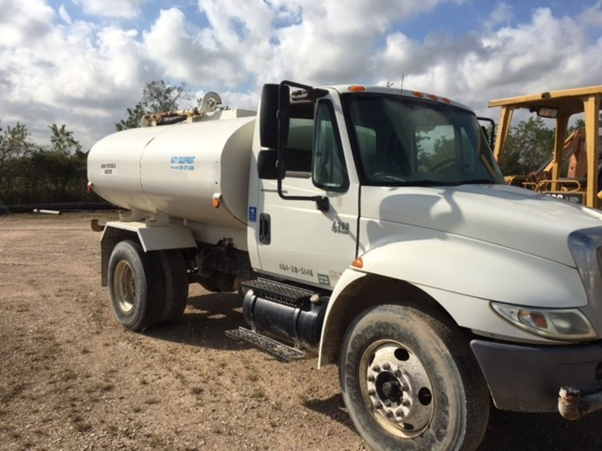 2006 INTERNATIONAL 4200 WATER TRUCK