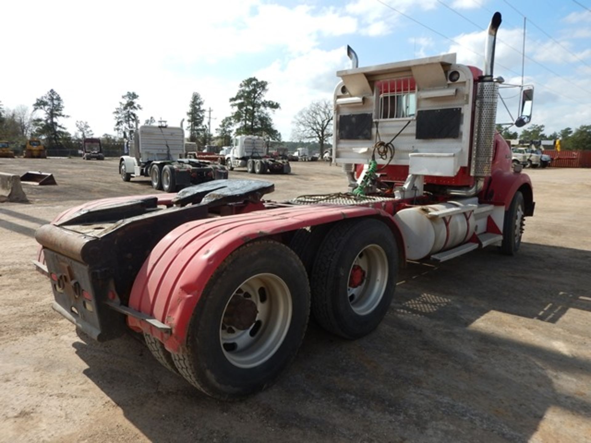 2004 KENWORTH T800 TRUCK TRACTOR - Image 6 of 45