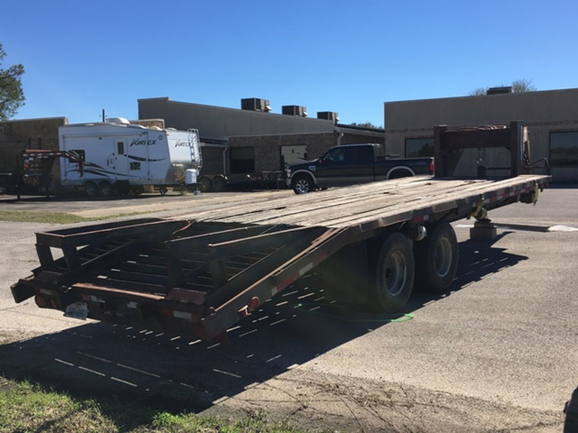 1992 GOOSENECK TRAILER 19' DECK, 5' DOVE TAIL, 5' FOLD UP RAMPS - Image 5 of 6