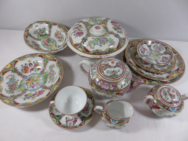 Oriental tea and dinner ware in Famille Rose pattern approx. 45 pieces