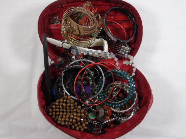 Assorted costume jewellery