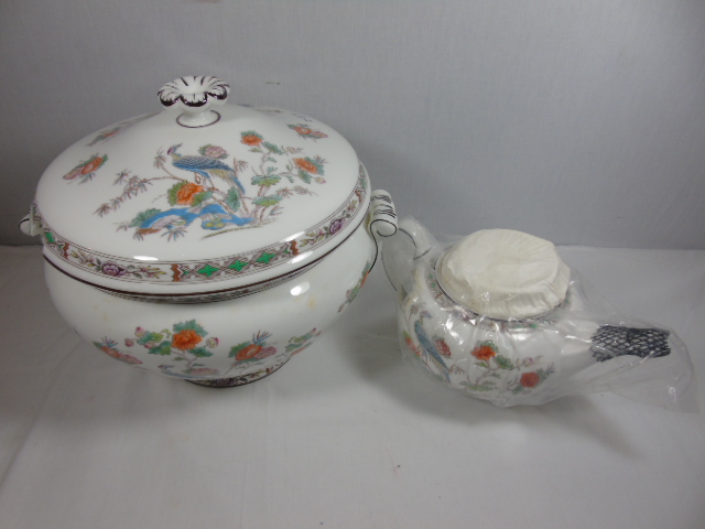 Wedgwood soup tureen, tea pot (unused) in Kutani Crane pattern