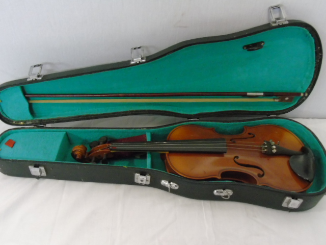 Violin and bow in hard case - Image 2 of 2