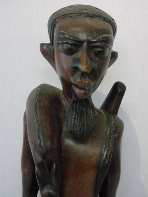 Large carved figure of a tribal man carrying his kill approx. 29" tall - Image 3 of 4