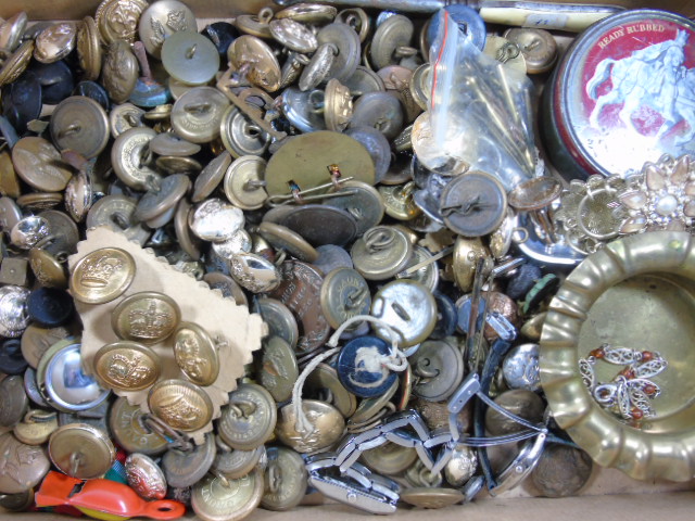 Large box of assorted military buttons etc