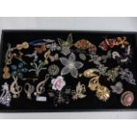 Assorted brooches approx. 38