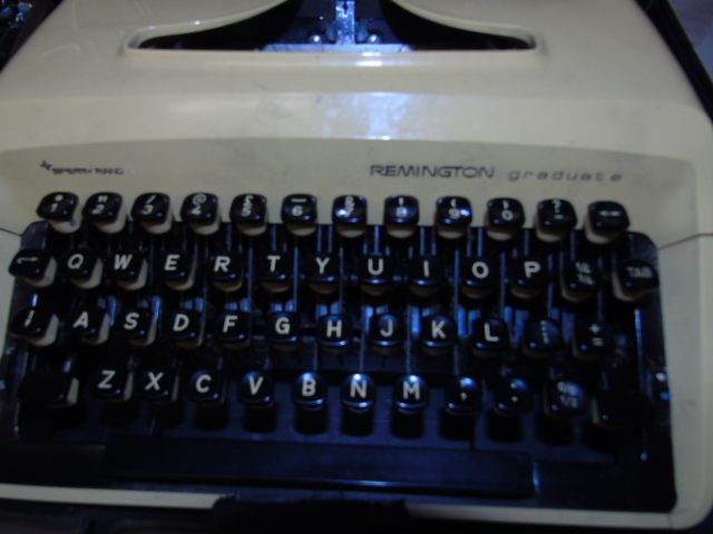 2 Vintage portable typewriters - Image 4 of 5