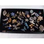 Approx. 39 assorted brooches