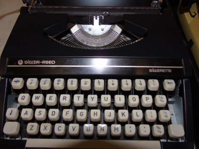 2 Vintage portable typewriters - Image 5 of 5