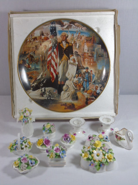 Boxed American bi-centenary collectors plate plus a collection of Royal Doulton posies etc