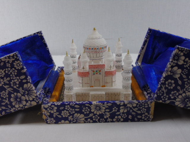 Carved marble model of the Taj Mahal in presentation gift box - Image 2 of 2