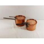 Two vintage lidded copper saucepans, one 8'' diameter and the other 6'' diameter.