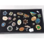 Approx. 24 assorted brooches