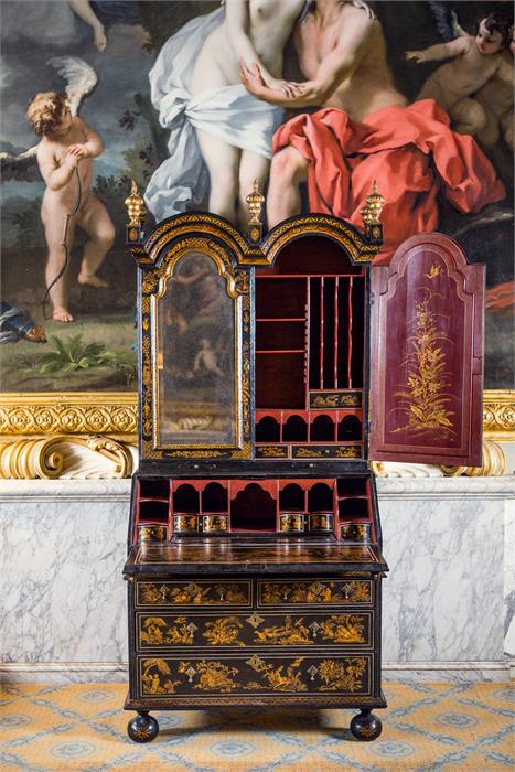 A Queen Anne black japanned bureau cabinet - Image 5 of 5