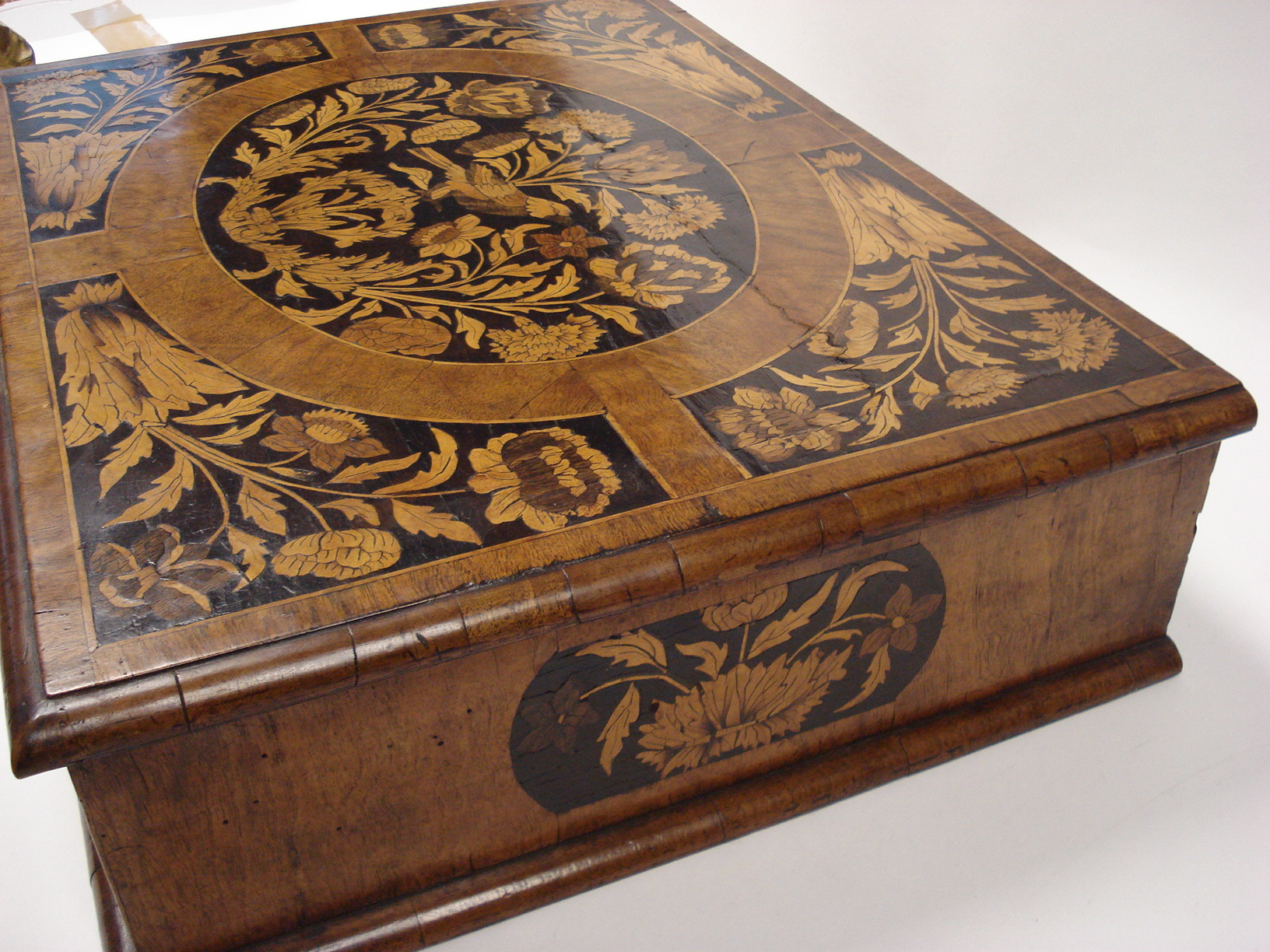 A large William & Mary walnut, ebonised and sycamore marquetry lace box - Image 4 of 6