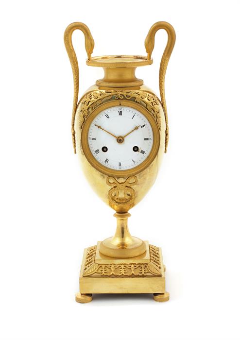 An Empire gilt-bronze clock in the form of a classical twin-handled vase - Image 2 of 2