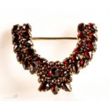 An Edwardian yellow metal and garnet set brooch, 4