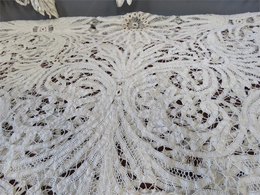 A handmade lace bedspread with matching pillow cov - Image 2 of 4