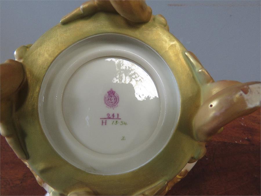 A Royal Worcester Rose Pattern vase, signed by A W - Bild 2 aus 3