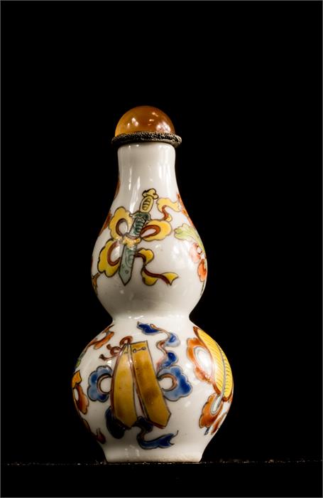 Two Chinese ceramic scent/snuff bottles, one paint - Bild 2 aus 2