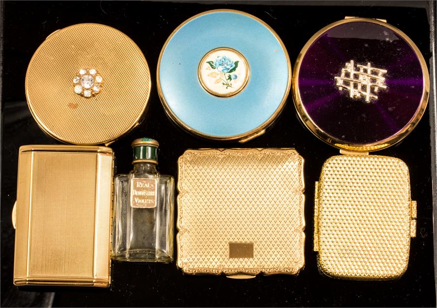 A group of vintage compacts to include Stratton, H