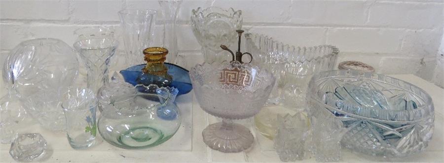 A quantity of glassware to include vases, frogs, j