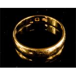 An 18ct gold ring, 4.8g.