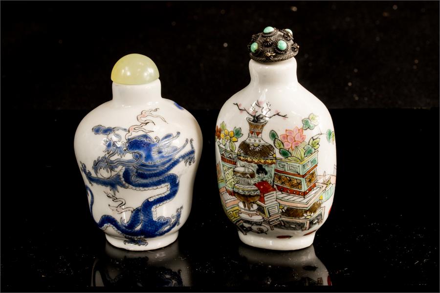 Two snuff/scent bottles, one in blue and white dep - Bild 2 aus 2