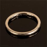 A platinum wedding band, marked 950, 3.1g.