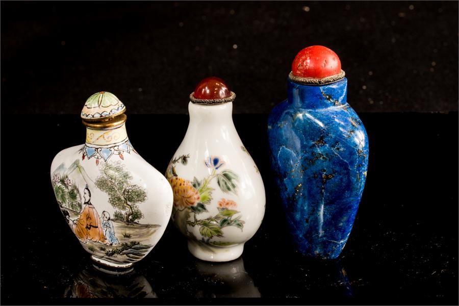 Three Chinese snuff/scent bottles, of differing fo - Bild 2 aus 2