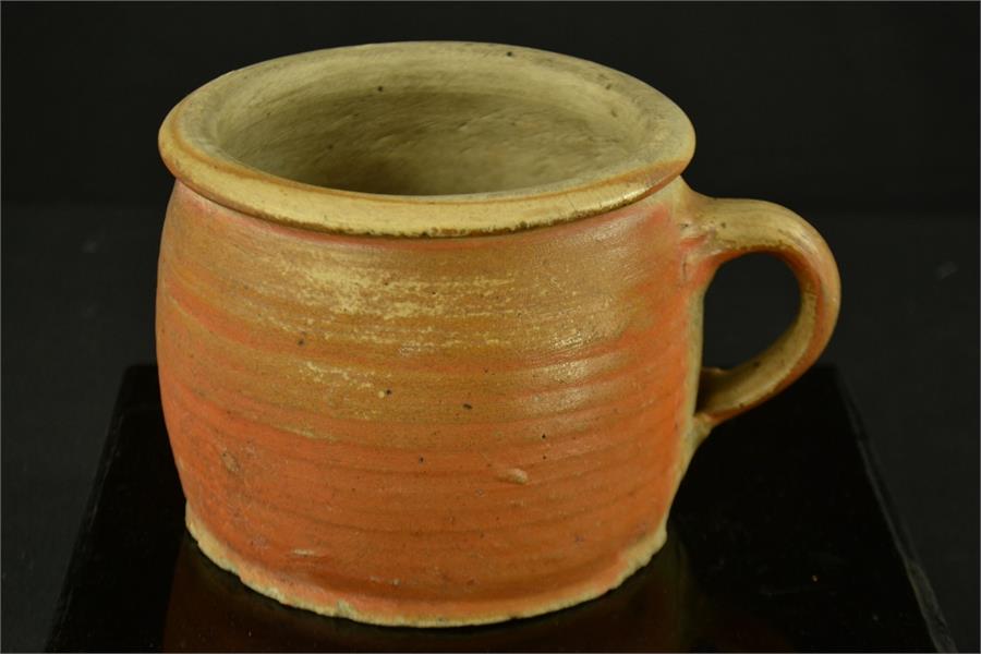 A large early stoneware porridge/gruel pot, with single handle, 12½cm high. - Bild 2 aus 2