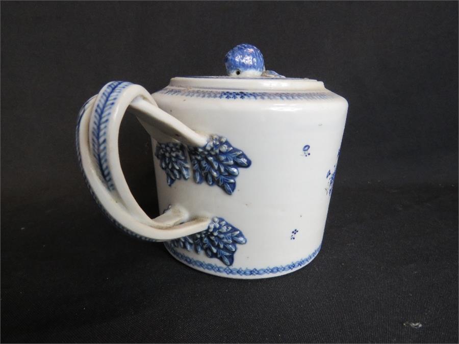 A blue and white porcelain tea pot with cross over handle. - Bild 2 aus 2