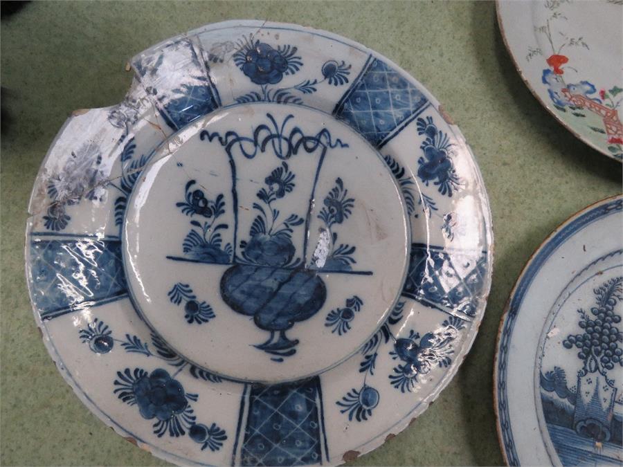 A group of seven chargers/plates, including Delft and Chinese, blue and white and one polychrome. - Bild 8 aus 8
