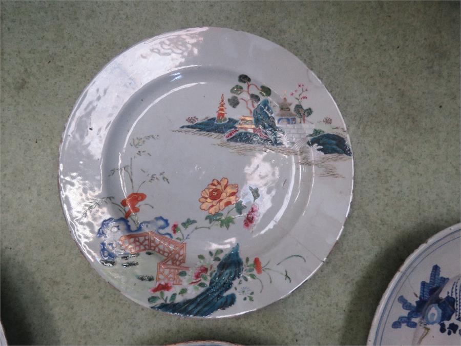 A group of seven chargers/plates, including Delft and Chinese, blue and white and one polychrome. - Bild 4 aus 8