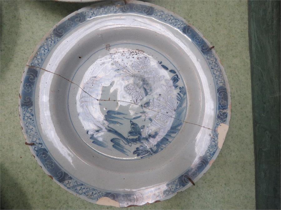 A group of seven chargers/plates, including Delft and Chinese, blue and white and one polychrome. - Bild 6 aus 8