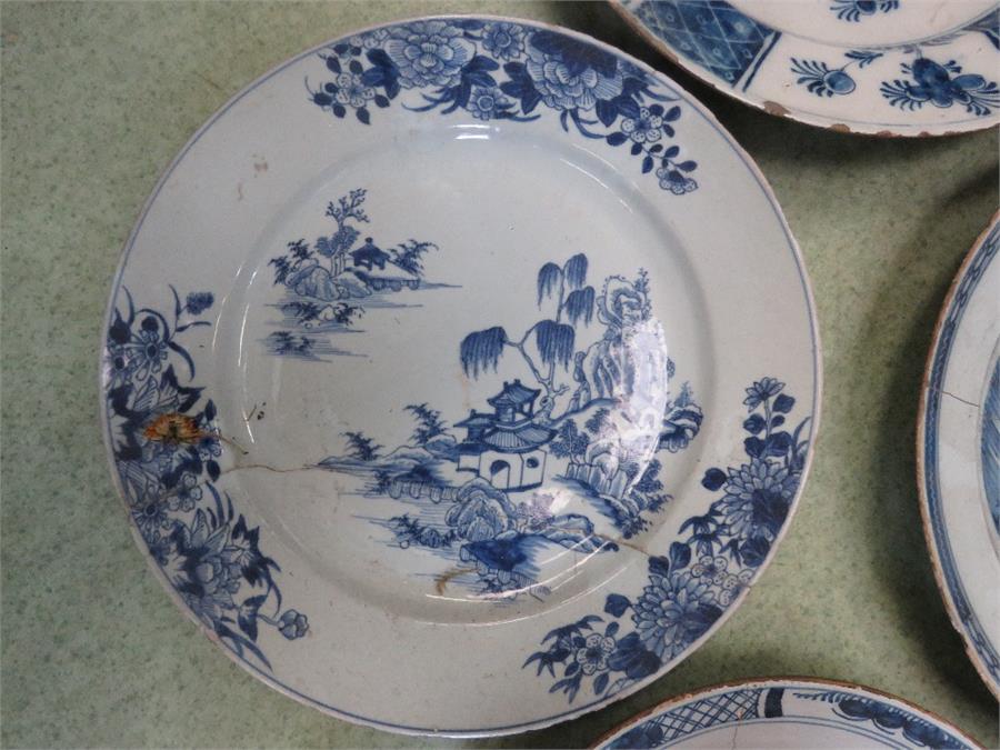 A group of seven chargers/plates, including Delft and Chinese, blue and white and one polychrome. - Bild 7 aus 8