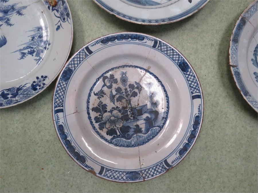 A group of seven chargers/plates, including Delft and Chinese, blue and white and one polychrome. - Bild 2 aus 8