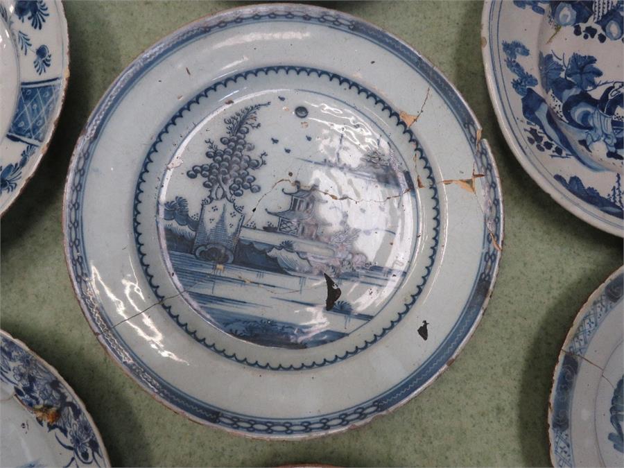 A group of seven chargers/plates, including Delft and Chinese, blue and white and one polychrome. - Bild 3 aus 8