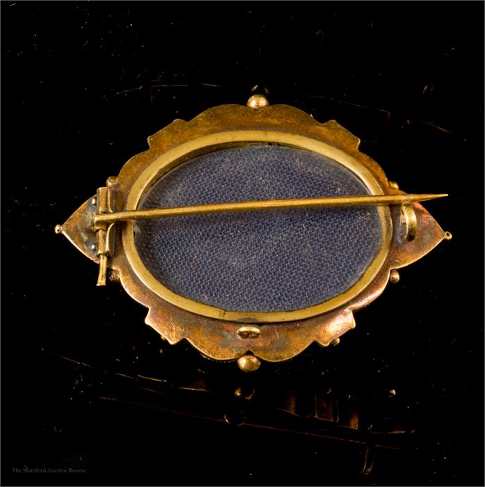 A 19th century yellow metal mourning brooch, with cobochan garnet to the centre. - Bild 2 aus 2