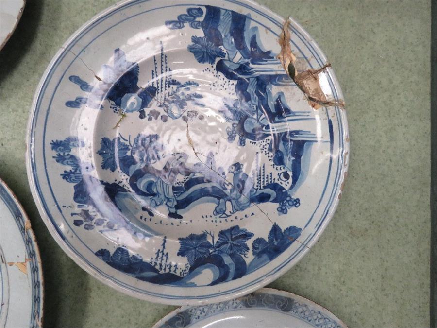 A group of seven chargers/plates, including Delft and Chinese, blue and white and one polychrome. - Bild 5 aus 8